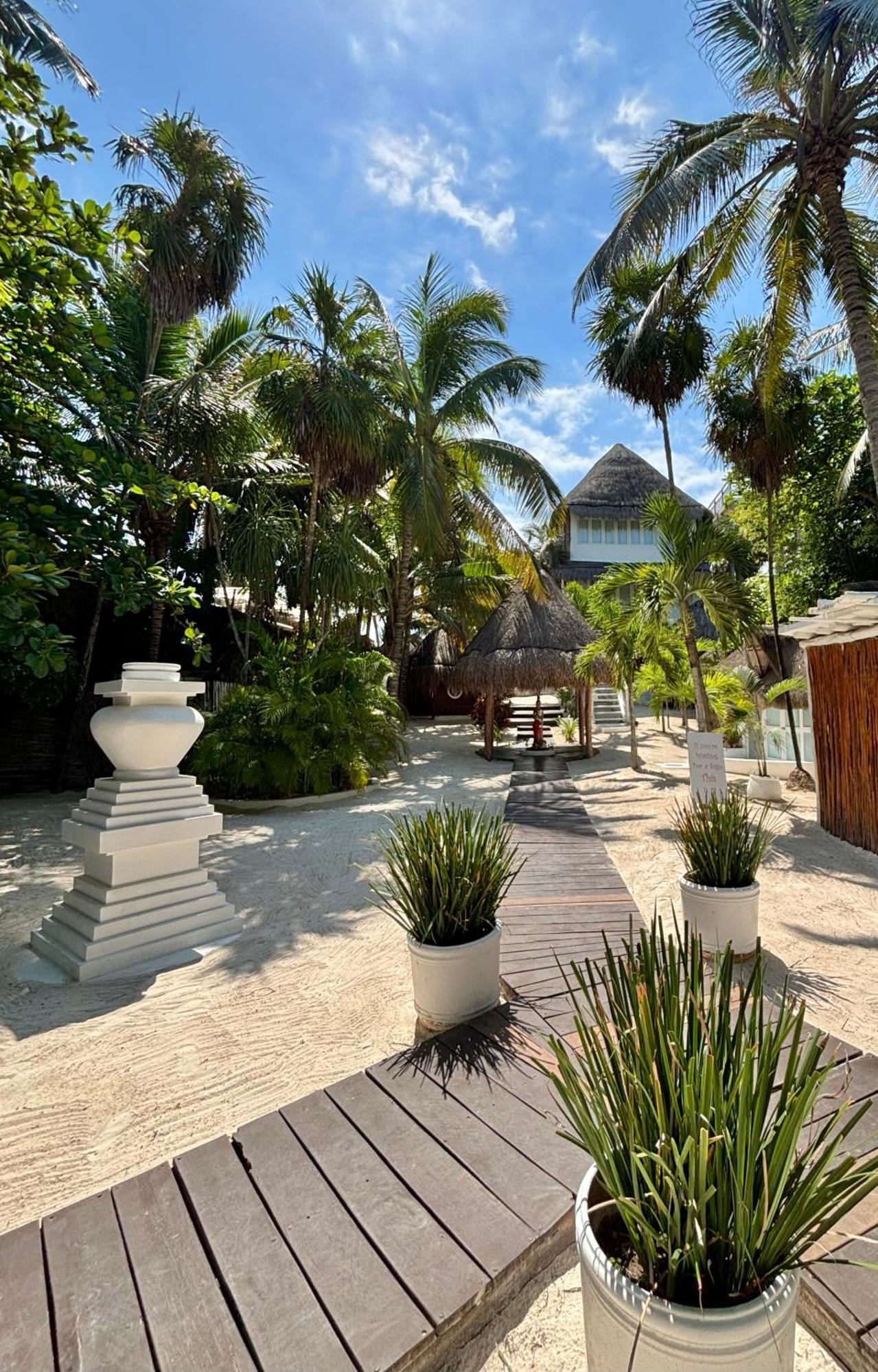 Shambala Beach House 툴룸 외부 사진