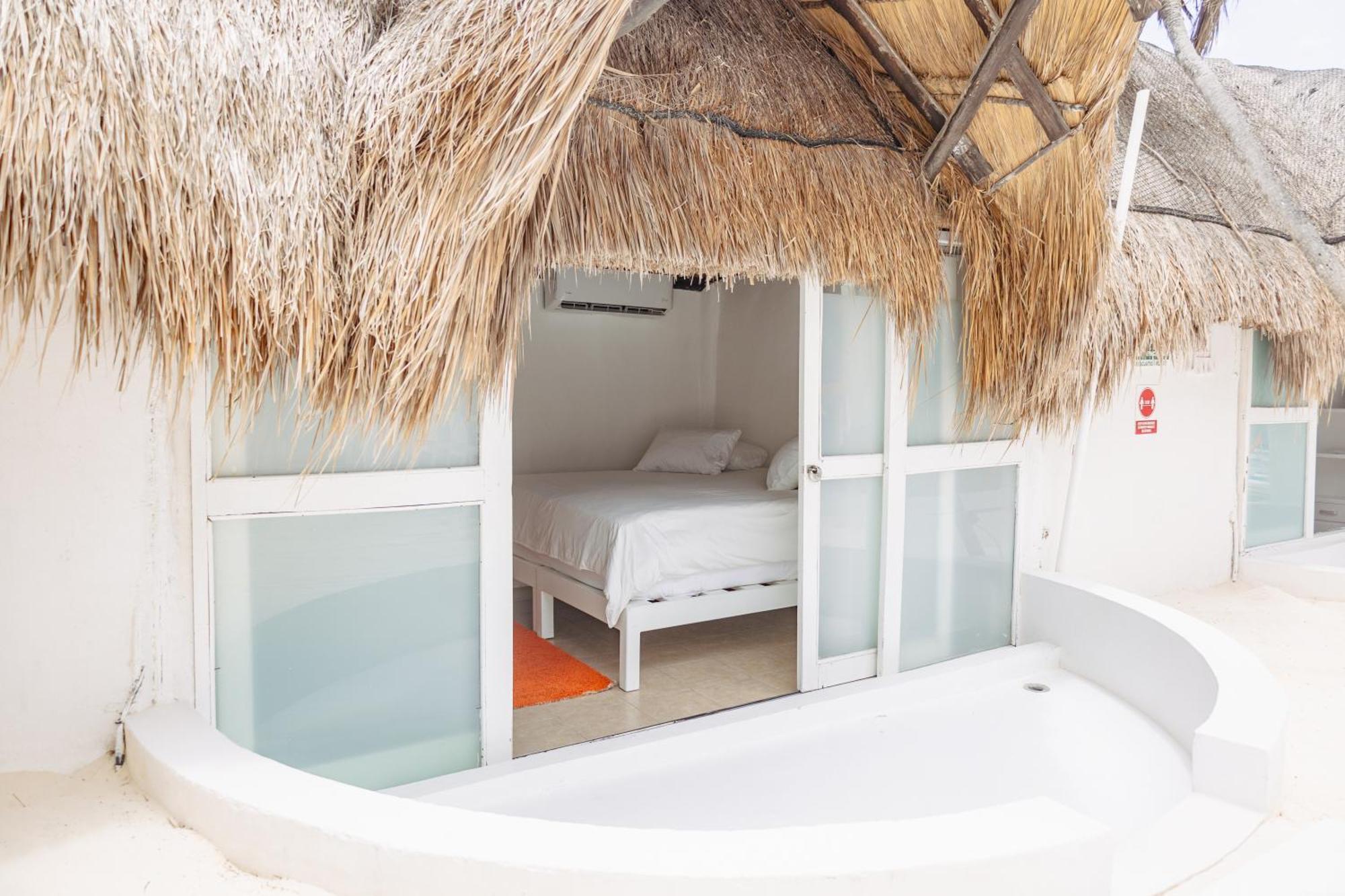Shambala Beach House 툴룸 외부 사진