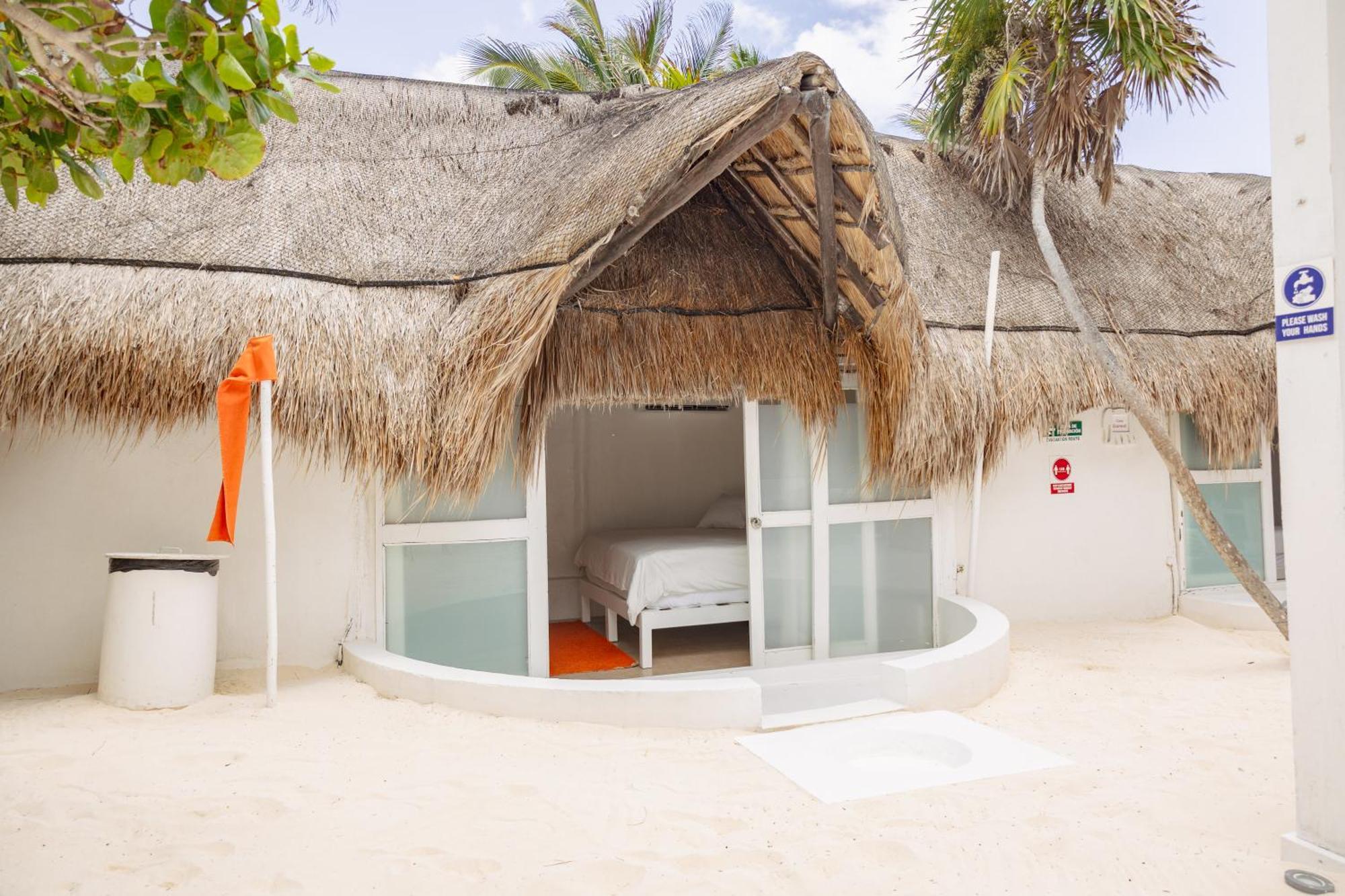 Shambala Beach House 툴룸 외부 사진