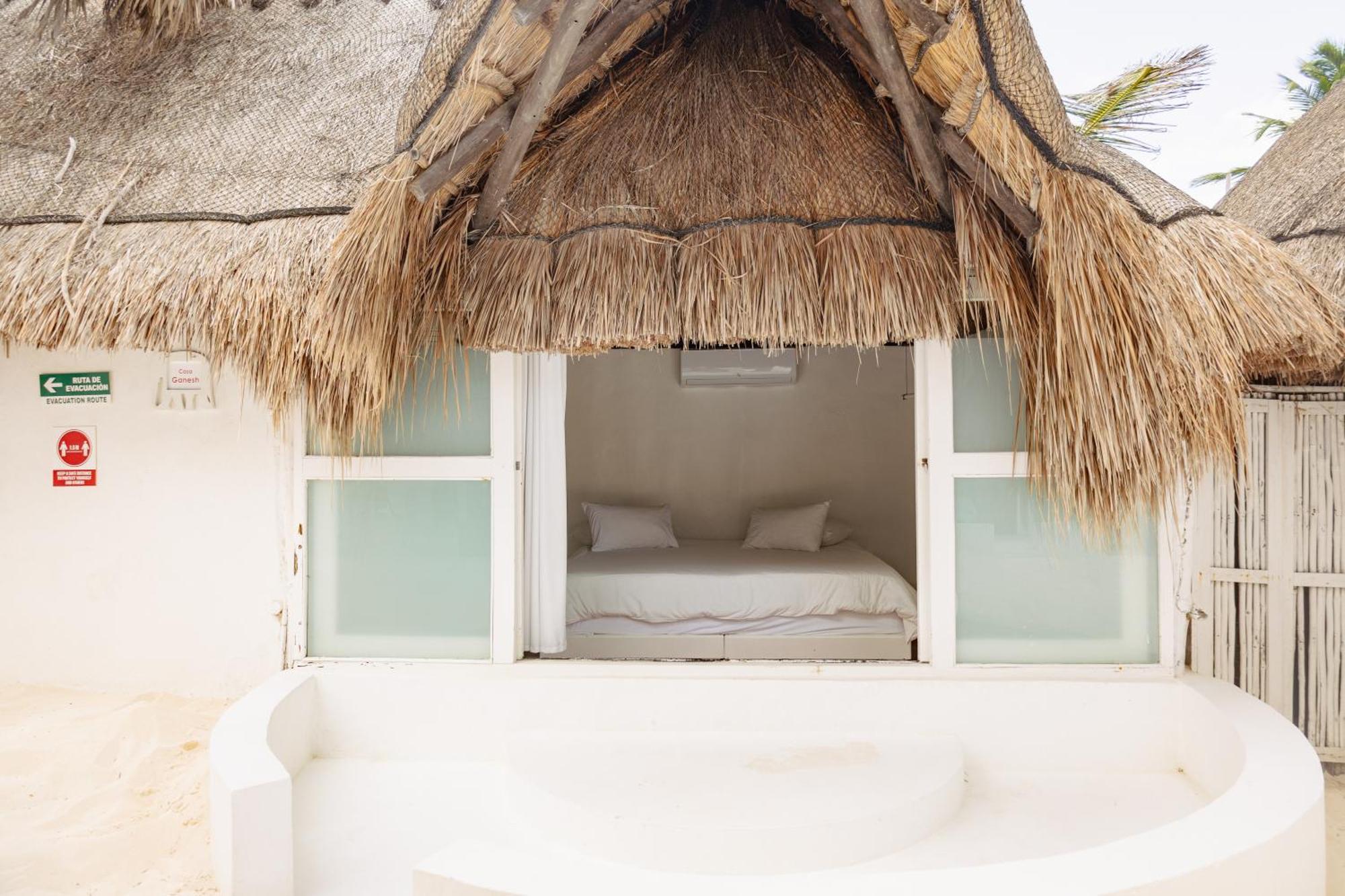 Shambala Beach House 툴룸 외부 사진