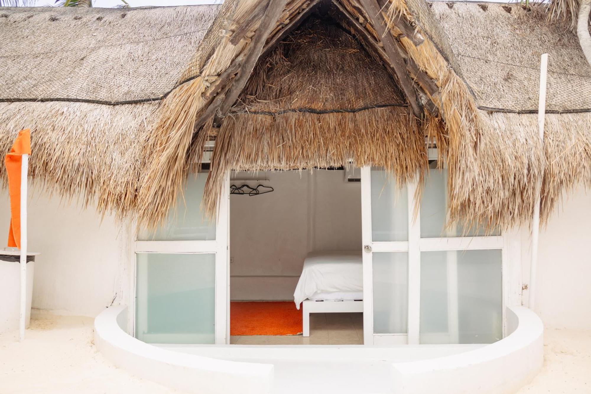 Shambala Beach House 툴룸 외부 사진
