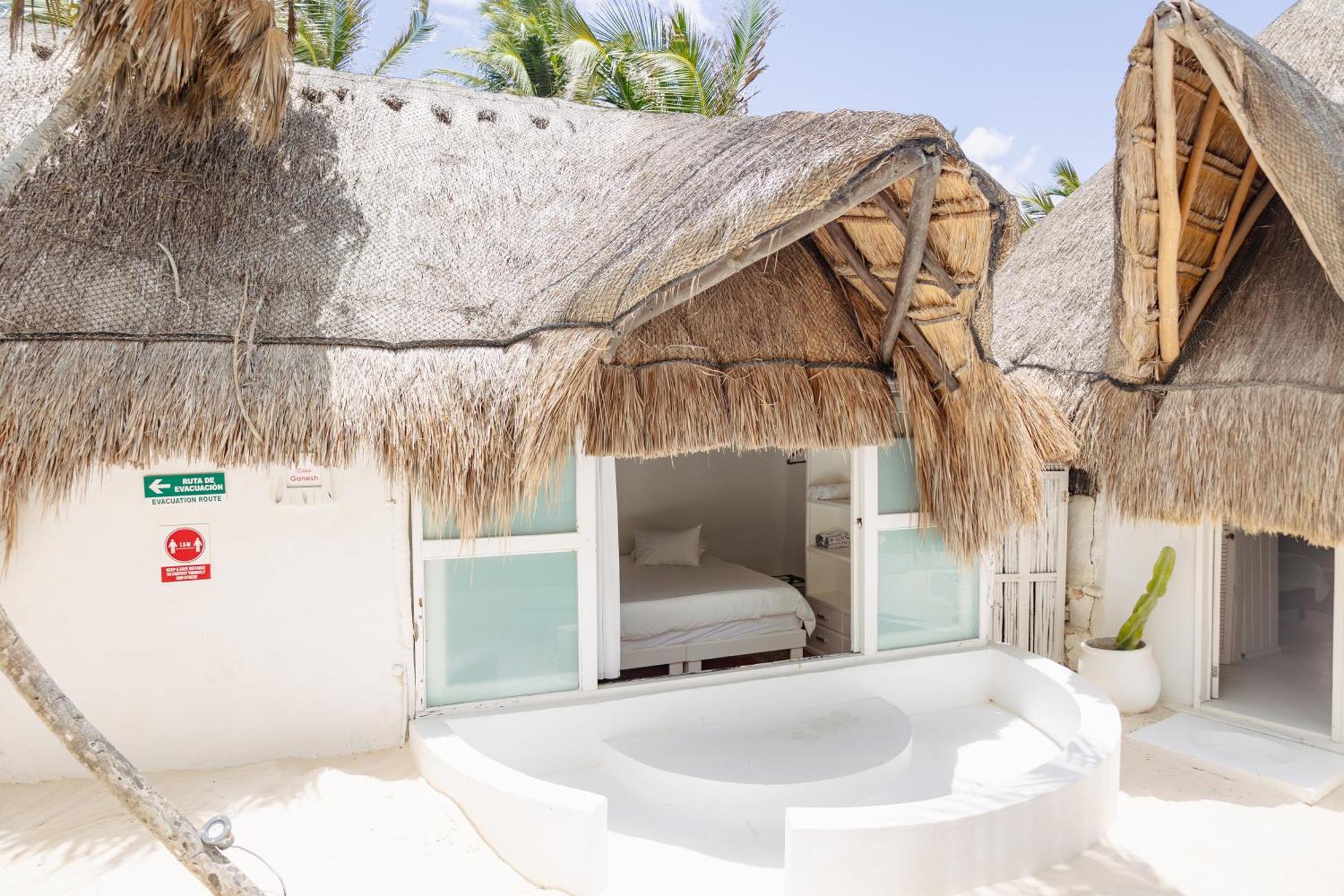 Shambala Beach House 툴룸 외부 사진